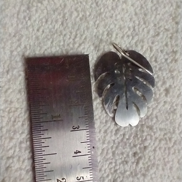 Large leaf aluminum look silvertone wire earrings - Picture 2 of 3